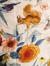 Charger l'image dans la galerie, Plaid en lin "Fleurs et animaux du jardin"
