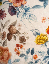 Charger l'image dans la galerie, Plaid en lin "Fleurs et animaux du jardin"
