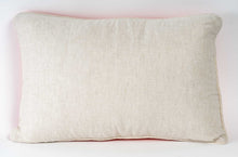 Charger l'image dans la galerie, Coussin rectangulaire en lin "couleur corail"