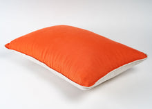 Charger l'image dans la galerie, Coussin rectangulaire en lin "couleur corail"