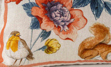 Charger l'image dans la galerie, Coussin rectangulaire en lin "Fleurs et animaux du jardin"