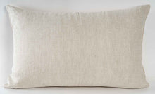 Charger l'image dans la galerie, Coussin rectangulaire en lin "Fleurs et animaux du jardin"