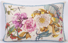 Charger l'image dans la galerie, Coussin rectangulaire en lin "Fleurs et animaux"