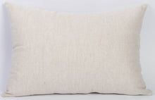 Charger l'image dans la galerie, Coussin rectangulaire en lin "Fleurs et animaux"