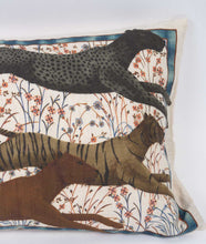 Charger l'image dans la galerie, Coussin rectangulaire en lin "Panthères"