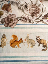 Load image into Gallery viewer, Linen throw &quot; Fleurs et animaux du jardin&quot;

