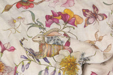 Load image into Gallery viewer, Linen throw &quot;Fleurs et animaux&quot;

