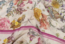 Charger l&#39;image dans la galerie, Plaid en lin &quot;Fleurs et animaux&quot;
