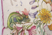 Charger l&#39;image dans la galerie, Coussin carré en lin &quot;Fleurs et animaux&quot;
