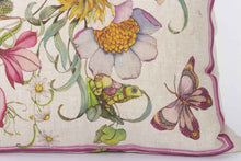 Charger l&#39;image dans la galerie, Coussin carré en lin &quot;Fleurs et animaux&quot;
